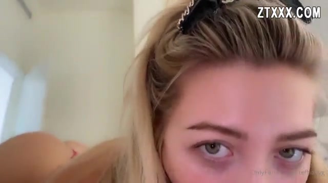 Blonde Stefanie Knight sensual blowjob