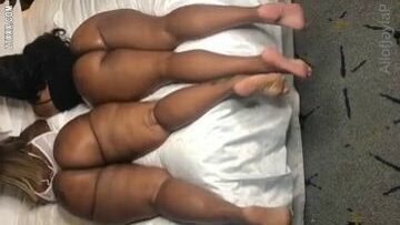Jayla Page and her friend moving their Big Booty